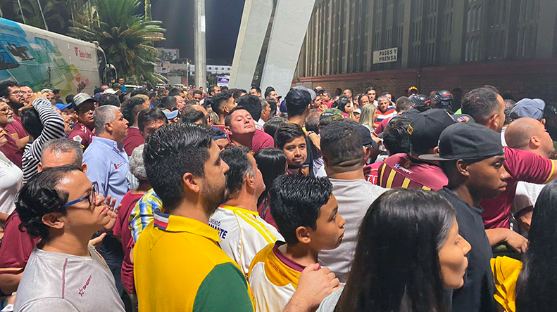 Hinchas del Deportes Tolima -con boleta en mano- no pudieron ingresar al partido ante Internacional de Portoalegre