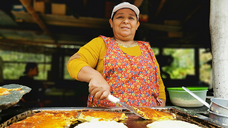 ‘Barbarita’, la santandereana que conquista con sus arepas a los visitantes del Cañón del Combeima ‘Barbarita’, la santandereana que conquista con sus arepas a los visitantes del Cañón del Combeima