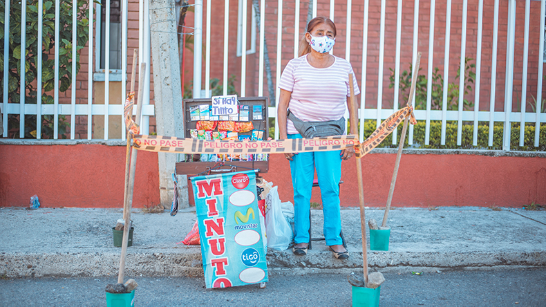 Contra el virus y el hambre: Olinda creó su forma de proteger su chaza de dulces Contra el virus y el hambre: Olinda creó su forma de proteger su chaza de dulces