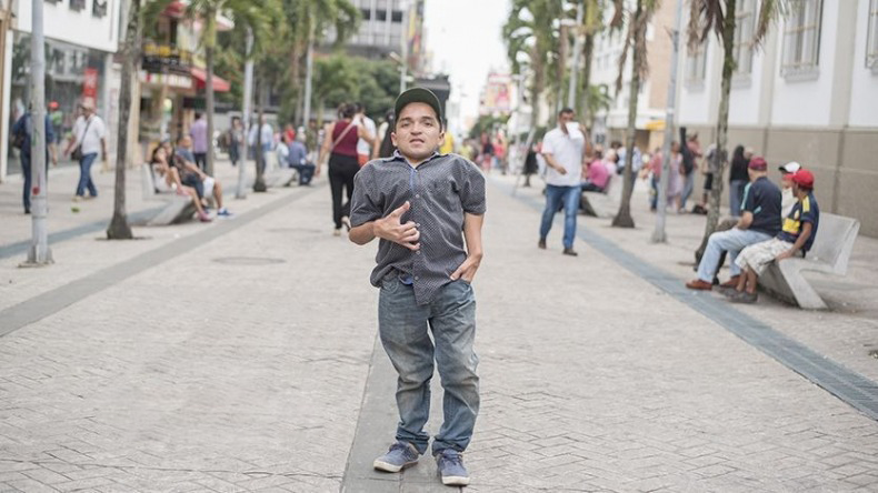 ‘Nanú’, el joven que superó la discriminación y ahora ayuda a personas con discapacidad