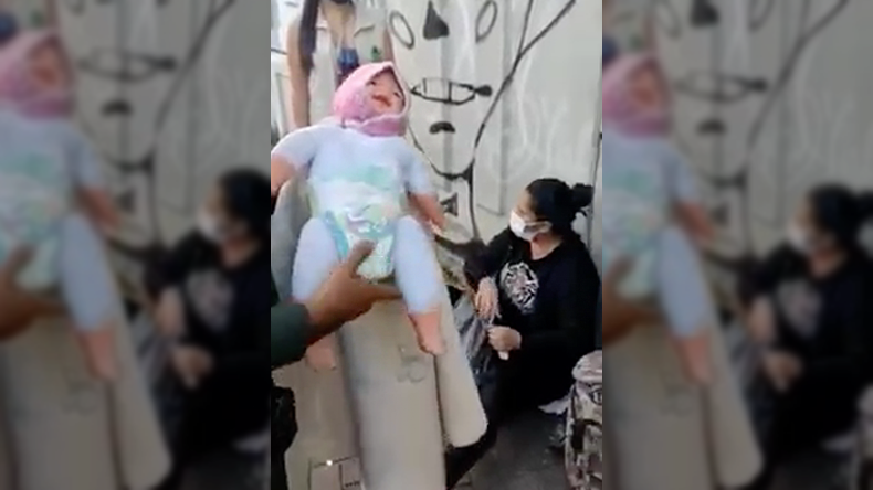 ¡Muy vivos! Pedían limosna en el norte de Ibagué con un supuesto bebé de brazos que resultó ser un muñeco ¡Muy vivos! Pedían limosna en el norte de Ibagué con un supuesto bebé de brazos que resultó ser un muñeco