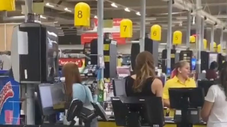 Capturan a mujer cuando robaba en el Éxito de la calle 80 Capturan a mujer cuando robaba en el Éxito de la calle 80