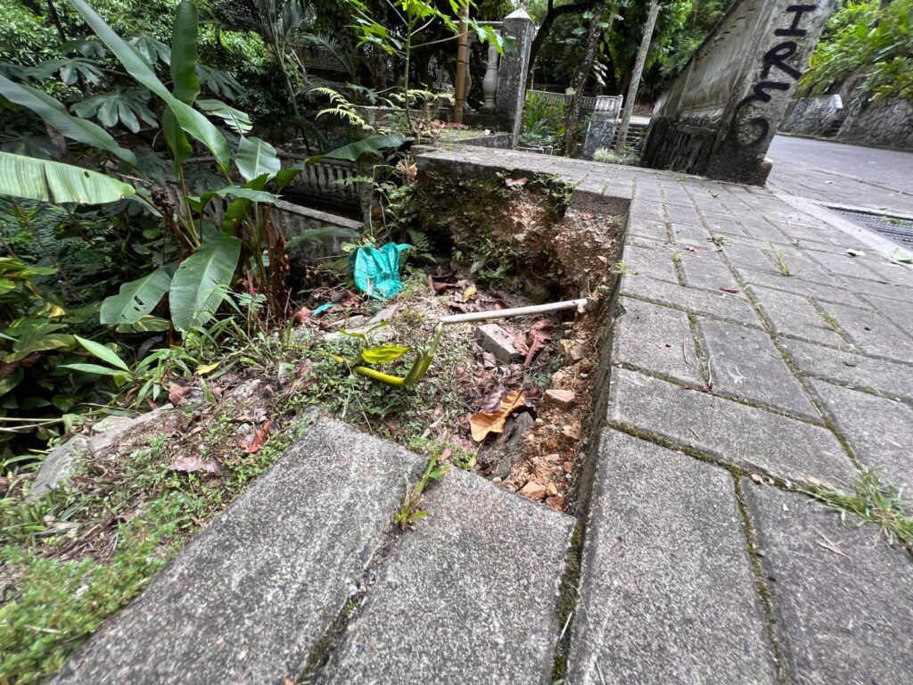 El Parque Centenario no aguanta una ‘maquillada’ más: algunas partes se están derrumbando El Parque Centenario no aguanta una ‘maquillada’ más: algunas partes se están derrumbando