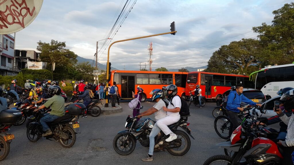 Con un nuevo bloqueo continúa el séptimo día del paro transportador en Ibagué Con un nuevo bloqueo continúa el séptimo día del paro transportador en Ibagué