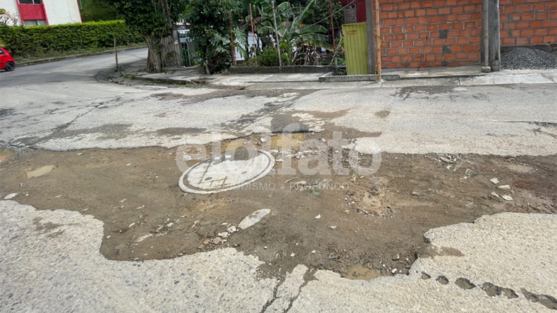 Denuncian que en La Pola todos los días hay accidentes por malas condiciones de una vía Denuncian que en La Pola todos los días hay accidentes por malas condiciones de una vía