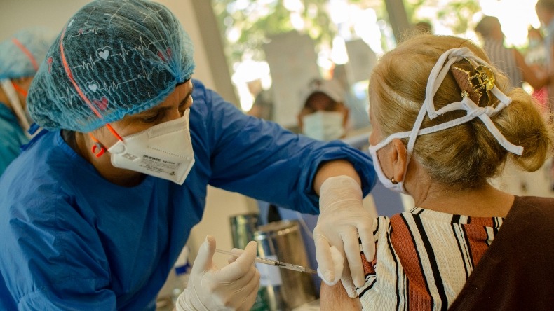 Aprobada cuarta dosis contra el COVID-19 para mayores de 50 años