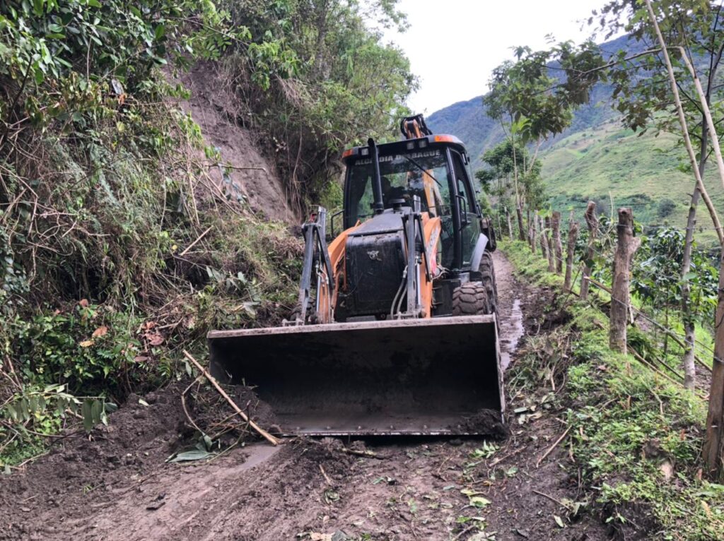 Envían maquinaria para recuperar vías afectadas por las lluvias en Tapias Envían maquinaria para recuperar vías afectadas por las lluvias en Tapias