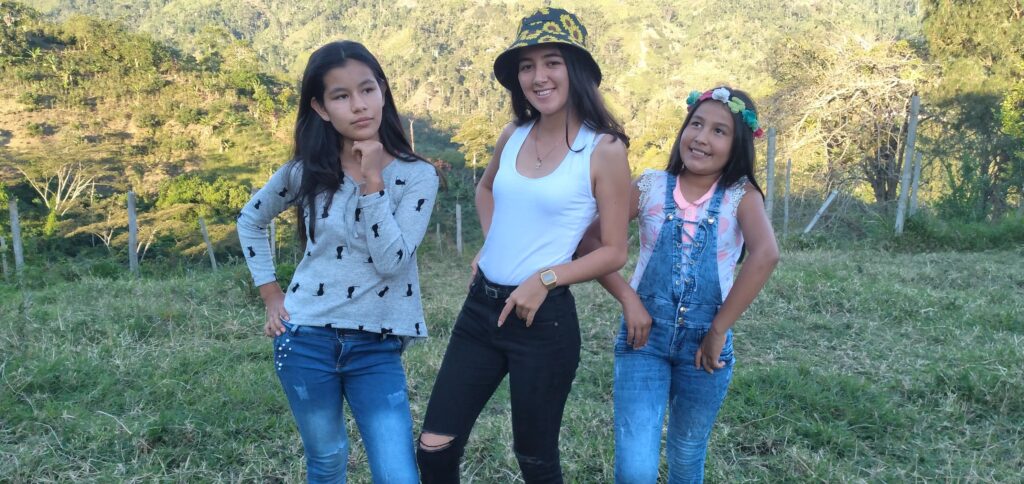 Tres niñas del Líbano crearon un canal en Youtube para compartir sus experiencias en el campo