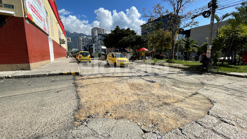 En una ‘trocha’ se convirtió la calle que da acceso a Mercacentro 4 en Ibagué: denuncian conductores En una ‘trocha’ se convirtió la calle que da acceso a Mercacentro 4 en Ibagué: denuncian conductores