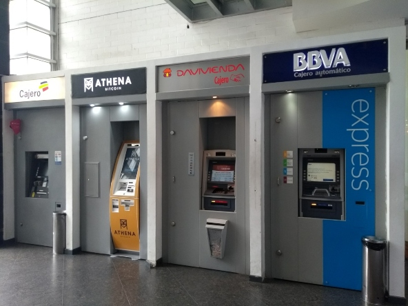 Proteja su dinero de los delincuentes mientras retira en cajeros automáticos Proteja su dinero de los delincuentes mientras retira en cajeros automáticos