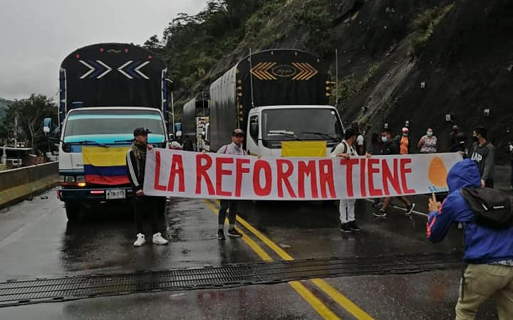 Camioneros bloquean la vía Ibagué – Cajamarca Camioneros bloquean la vía Ibagué – Cajamarca