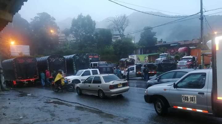 Bloquean la vía Ibagué- Calarcá a la altura del barrio Boquerón Bloquean la vía Ibagué- Calarcá a la altura del barrio Boquerón
