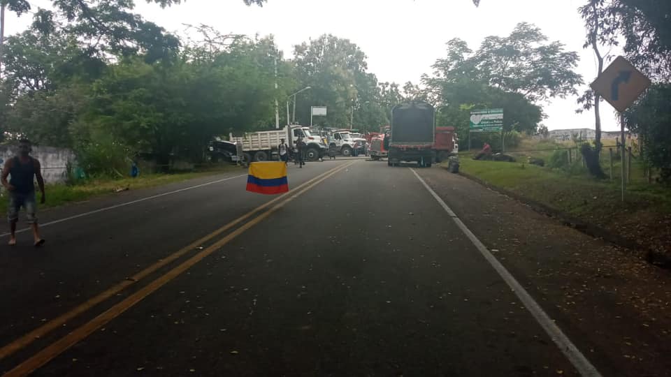 Manifestantes y vehículos de carga pesada bloquean cuatro vías del Tolima