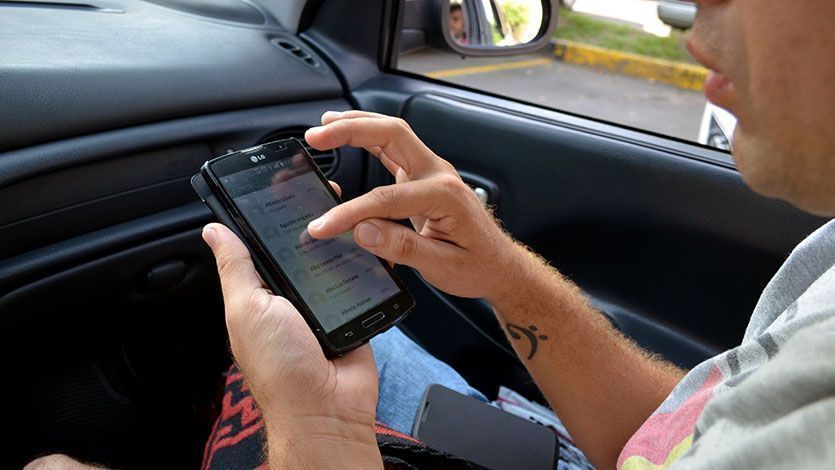 ¿Chatear en un carro en movimiento desprende la retina? ¿Chatear en un carro en movimiento desprende la retina?