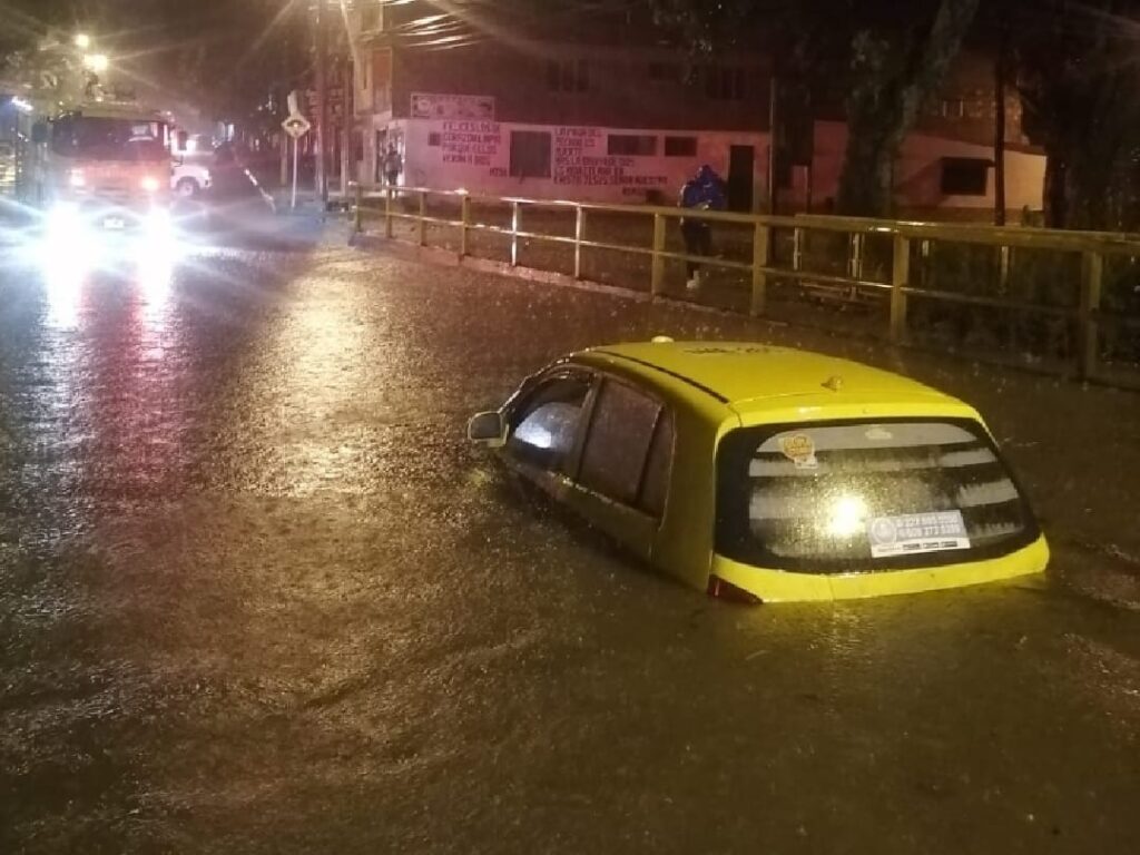 Caos en Ibagué por cuenta de las lluvias: inundaciones, desprendimiento de árboles y caída de postes Caos en Ibagué por cuenta de las lluvias: inundaciones, desprendimiento de árboles y caída de postes