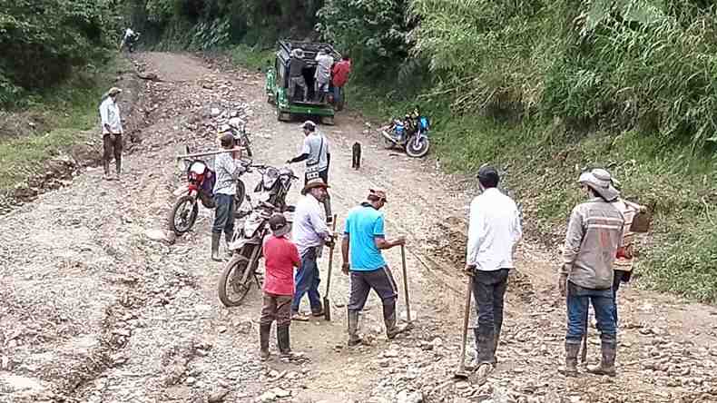 Con azadón y pala, campesinos de Tapias han tenido que remover deslizamientos Con azadón y pala, campesinos de Tapias han tenido que remover deslizamientos