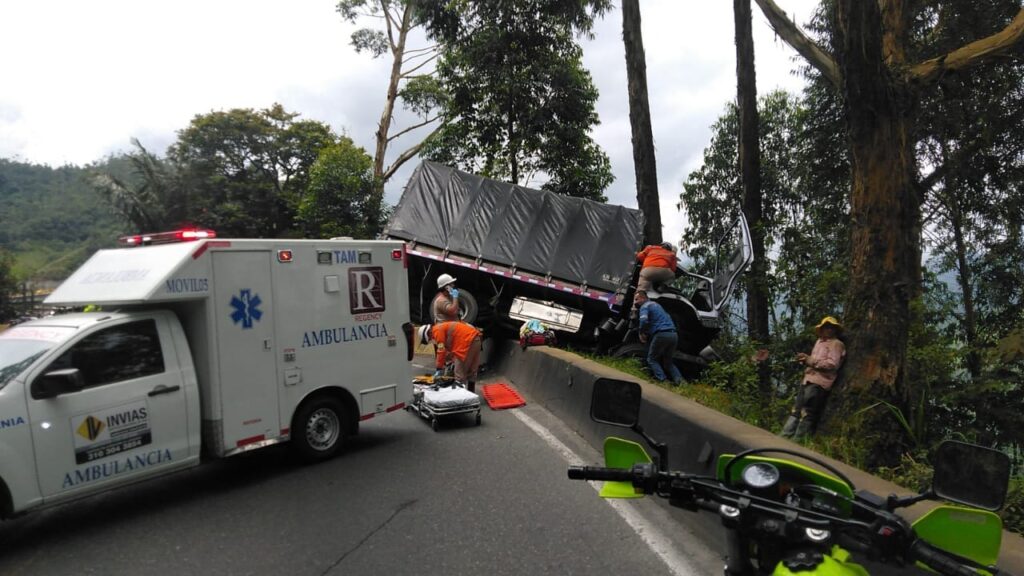 Un hombre resultó herido en un accidente de tránsito en la vía a Calarcá Un hombre resultó herido en un accidente de tránsito en la vía a Calarcá