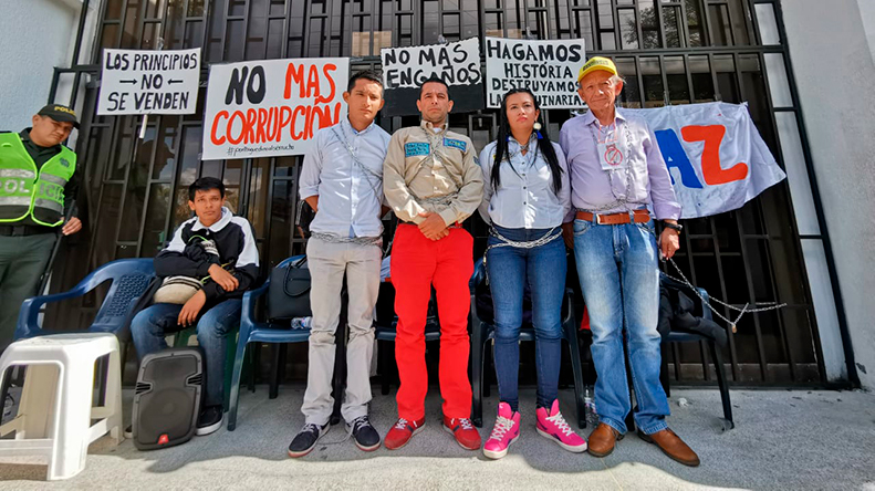 Candidato a la Alcaldía de Ibagué Hugo Ernesto Zárrate se encadenó en la Registraduría Candidato a la Alcaldía de Ibagué Hugo Ernesto Zárrate se encadenó en la Registraduría