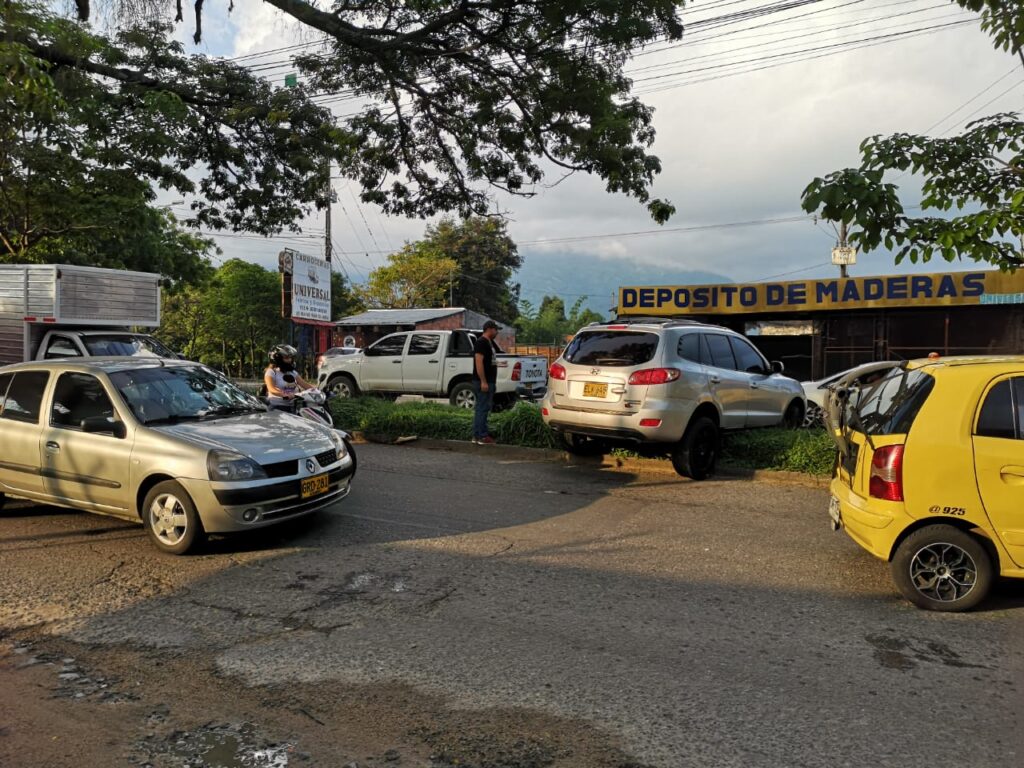 Conductor impaciente se cansó de esperar en el trancón y decidió subirse al separador Conductor impaciente se cansó de esperar en el trancón y decidió subirse al separador