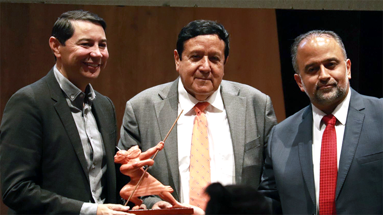 Cámara de Comercio de Ibagué condecoró a Hurtado por su “loable” manejo de los recursos públicos Cámara de Comercio de Ibagué condecoró a Hurtado por su “loable” manejo de los recursos públicos