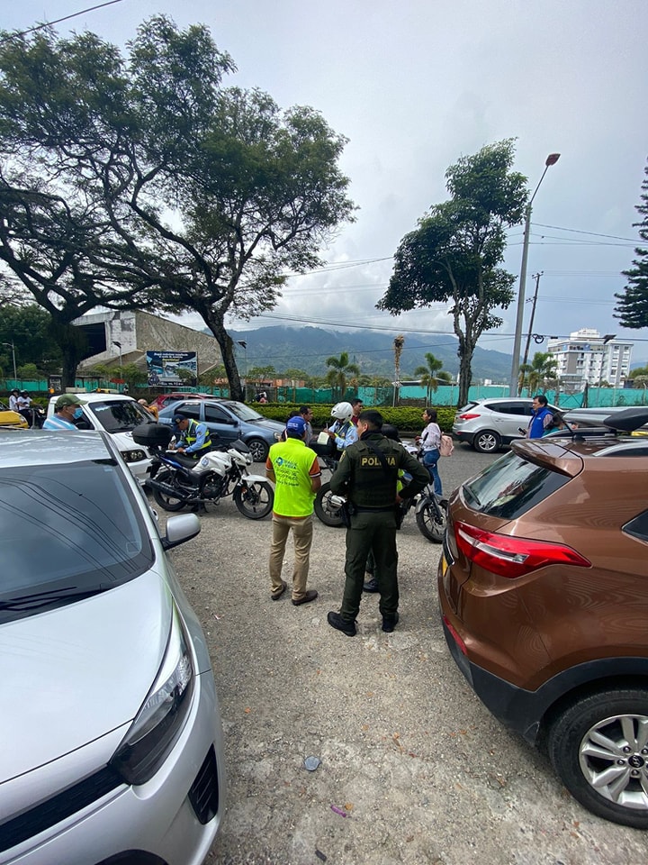 Por estacionarse en zona peatonal, autoridades multaron a 10 conductores en Ibagué Por estacionarse en zona peatonal, autoridades multaron a 10 conductores en Ibagué