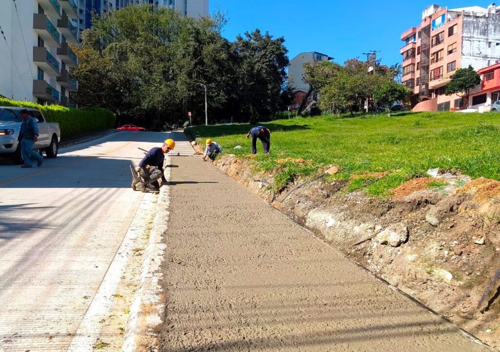 Hasta ahora construyeron andenes en vía del Limonar que fue intervenida hace dos meses Hasta ahora construyeron andenes en vía del Limonar que fue intervenida hace dos meses
