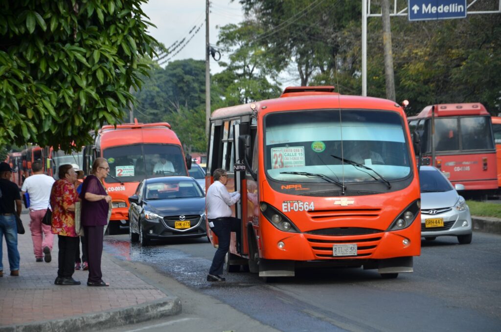 Casi la mitad de los usuarios del transporte público en Ibagué se sienten inseguros, revela el Dane Casi la mitad de los usuarios del transporte público en Ibagué se sienten inseguros, revela el Dane