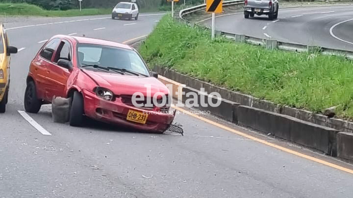 Ladrón se robó un carro y en la huida se estrelló en la Variante de Ibagué Ladrón se robó un carro y en la huida se estrelló en la Variante de Ibagué