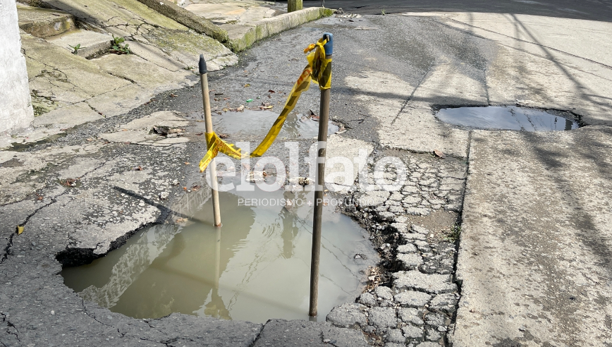 En La Pola están desesperados por los malos olores y accidentes que genera el colapso del alcantarillado En La Pola están desesperados por los malos olores y accidentes que genera el colapso del alcantarillado