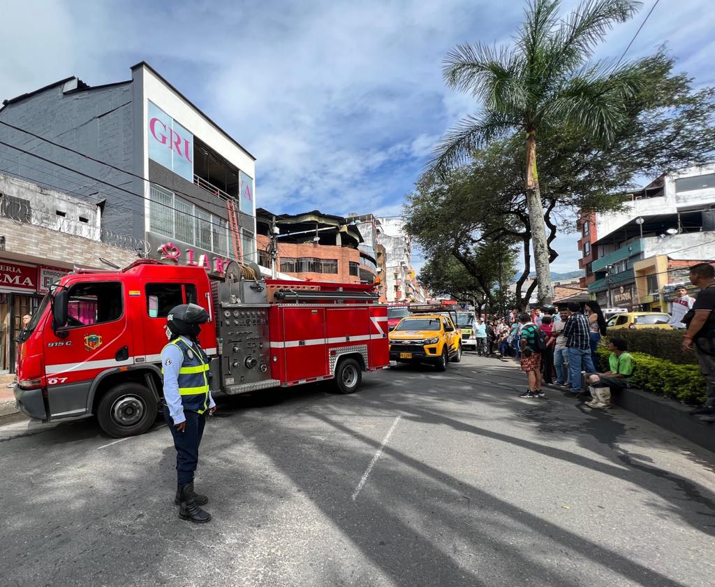 Incendio afectó un establecimiento comercial en pleno centro de Ibagué Incendio afectó un establecimiento comercial en pleno centro de Ibagué