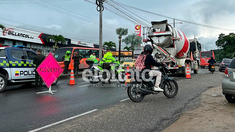 Patrulla de la Policía se estrelló contra un vehículo de Cemex en la avenida Mirolindo Patrulla de la Policía se estrelló contra un vehículo de Cemex en la avenida Mirolindo