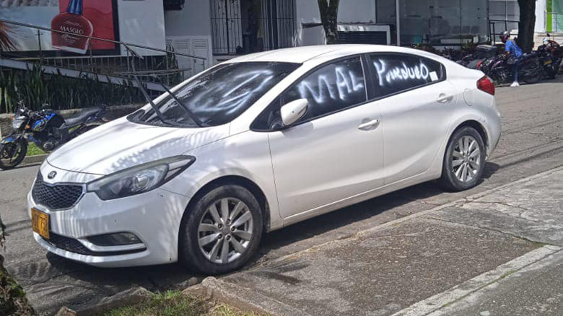 Ciudadano pintó con aerosol el carro de una mujer porque se estacionó frente a su casa en Cádiz Ciudadano pintó con aerosol el carro de una mujer porque se estacionó frente a su casa en Cádiz