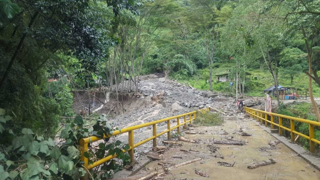 Creciente de quebradas provoca grave emergencia en el Cañón del Combeima Creciente de quebradas provoca grave emergencia en el Cañón del Combeima