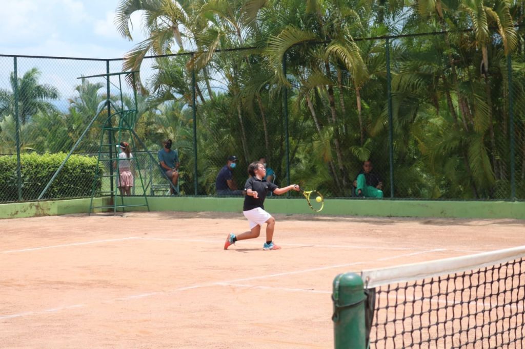 Inscríbase en los cursos vacacionales de fútbol, natación y tenis de campo de Comfenalco Inscríbase en los cursos vacacionales de fútbol, natación y tenis de campo de Comfenalco