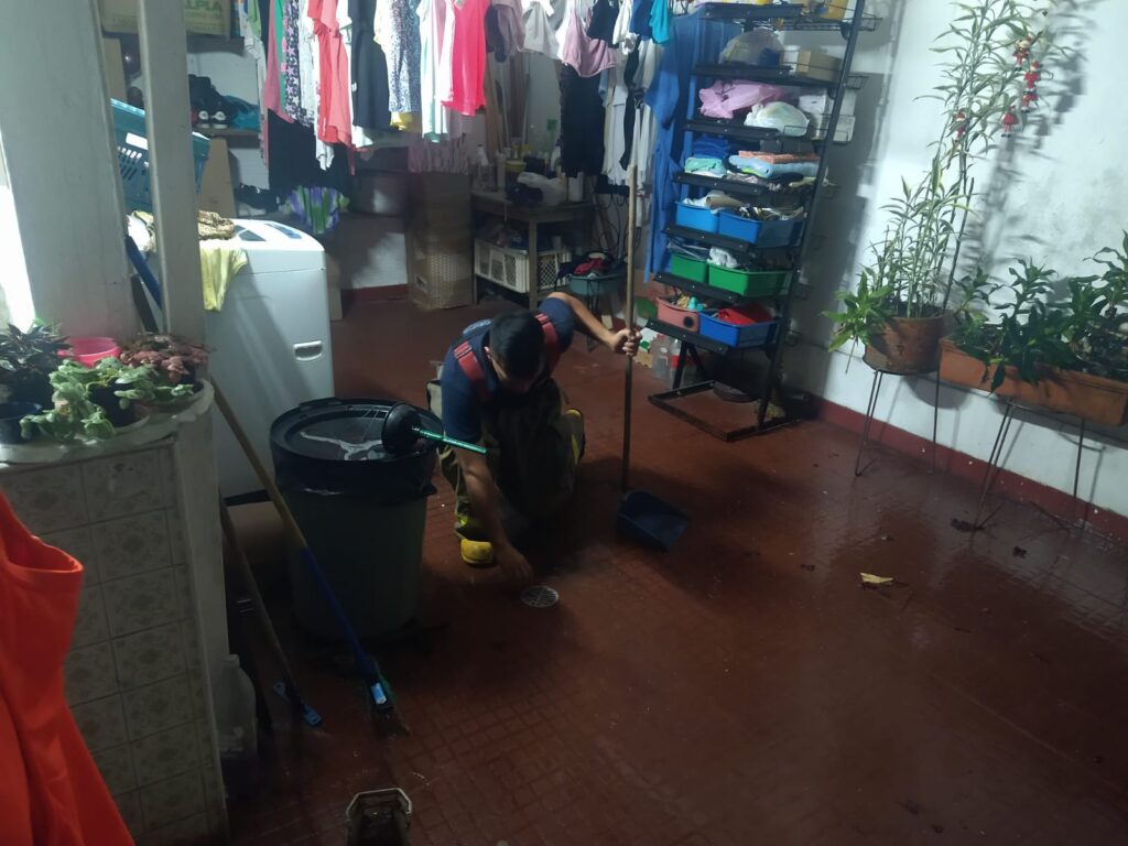 Lluvias en la madrugada de este lunes causaron inundaciones en viviendas y caída de árboles Lluvias en la madrugada de este lunes causaron inundaciones en viviendas y caída de árboles