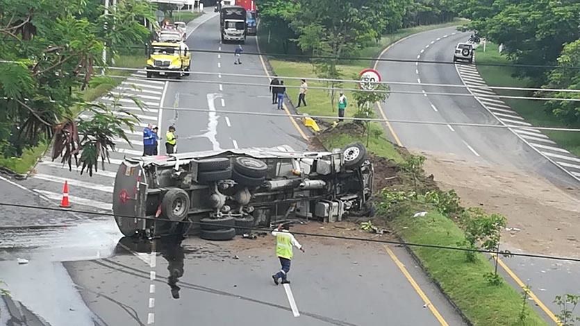 Por volcamiento de carrotanque hay cierre de la vía Ibagué – Melgar Por volcamiento de carrotanque hay cierre de la vía Ibagué – Melgar