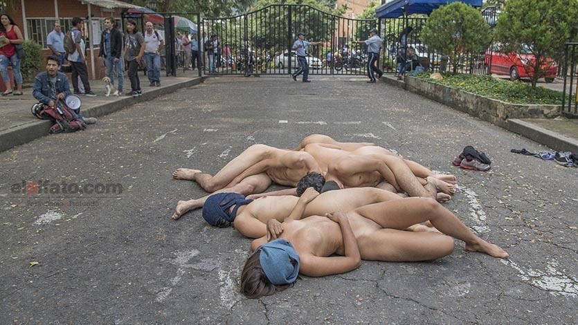 Estudiantes se desnudan para protestar por recortes en la UT Estudiantes se desnudan para protestar por recortes en la UT