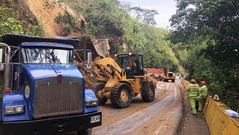 Se agrava la situación en la vía Ibagué – Calarcá: tres derrumbes mantienen cerrado este corredor Se agrava la situación en la vía Ibagué – Calarcá: tres derrumbes mantienen cerrado este corredor
