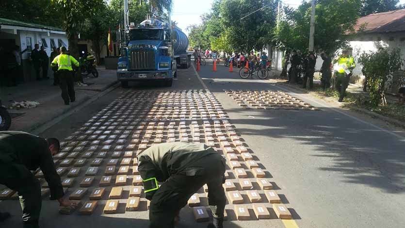 Gobernación del Tolima condecoró a policías que incautaron tractocamión cargado con estupefacientes