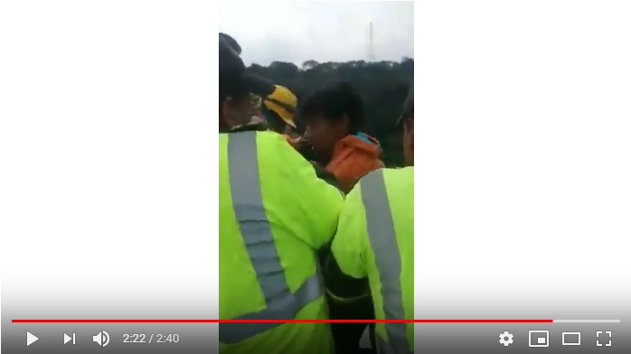 Policías arriesgaron sus vidas y evitaron que una joven se lanzara desde el puente de la variante de Ibagué Policías arriesgaron sus vidas y evitaron que una joven se lanzara desde el puente de la variante de Ibagué