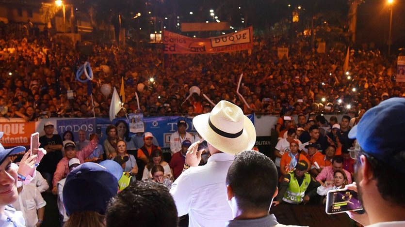 Pese a la lluvia, simpatizantes de Iván Duque llenaron el costado norte del Parque Centenario Pese a la lluvia, simpatizantes de Iván Duque llenaron el costado norte del Parque Centenario