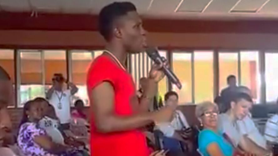 «Los hijos de los ricos no van a la guerra», le dijo un joven de Buenaventura a Uribe «Los hijos de los ricos no van a la guerra», le dijo un joven de Buenaventura a Uribe