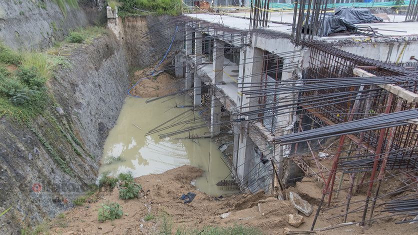 Carrera Quinta en alto riesgo por gigantesco hueco de la Unidad Deportiva de la 42 Carrera Quinta en alto riesgo por gigantesco hueco de la Unidad Deportiva de la 42