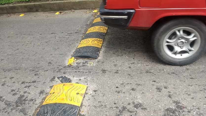 Vándalos han dañado reductores de velocidad de la avenida Ambalá: Secretaría de Tránsito Vándalos han dañado reductores de velocidad de la avenida Ambalá: Secretaría de Tránsito