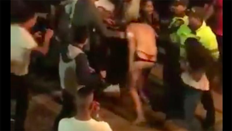 Mujer terminó semidesnuda en una riña callejera en Cointainer City Mujer terminó semidesnuda en una riña callejera en Cointainer City