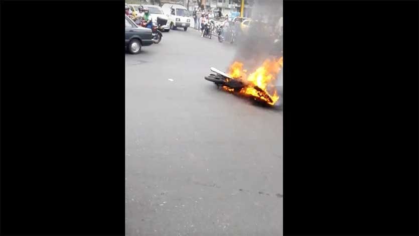 Incineraron moto de presuntos delincuentes en Ibagué Incineraron moto de presuntos delincuentes en Ibagué