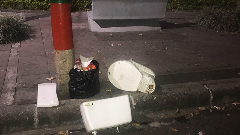 ¡El colmo! Tiraron uninodoro en plena Plaza de Bolívar de Ibagué ¡El colmo! Tiraron uninodoro en plena Plaza de Bolívar de Ibagué