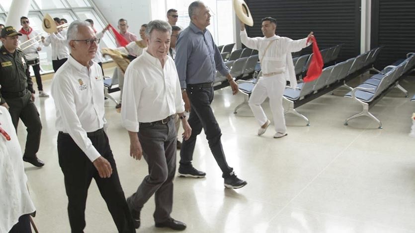 Santos inauguró la nueva terminal del aeropuerto Perales, pero se habilitará en agosto Santos inauguró la nueva terminal del aeropuerto Perales, pero se habilitará en agosto