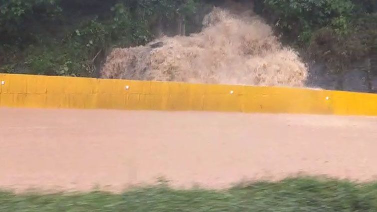 Por desbordamiento de quebrada cierran la vía Bogotá – Girardot Por desbordamiento de quebrada cierran la vía Bogotá – Girardot