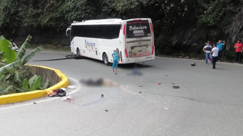 Dos personas fallecieron luego de chocar contra un bus de Bolivariano en La Línea Dos personas fallecieron luego de chocar contra un bus de Bolivariano en La Línea